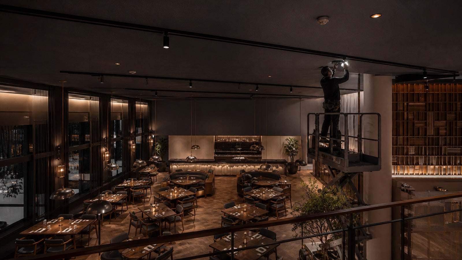 Restaurant Ceiling Lighting: Layout, Height, Glare, and Maintenance